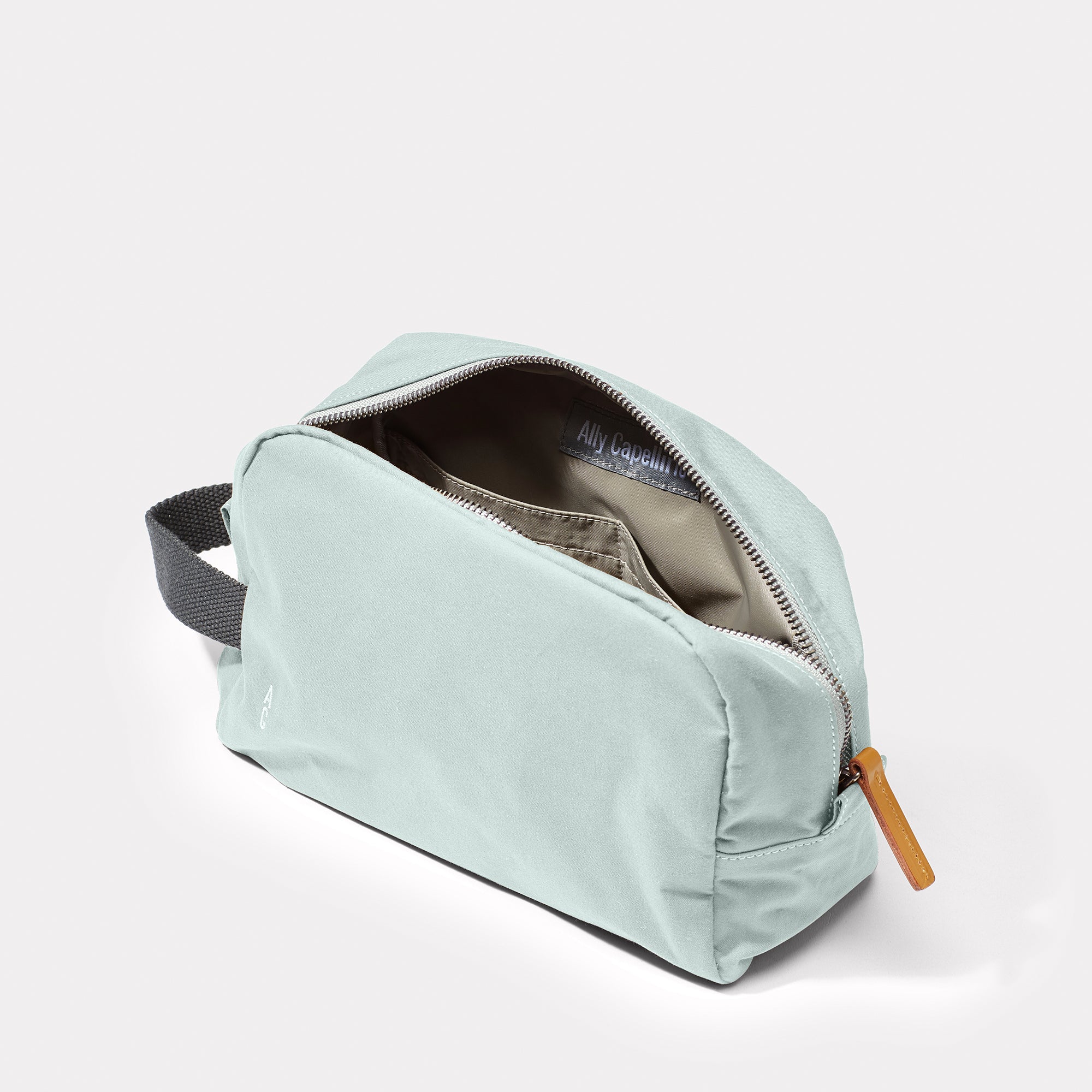 Simon Waxed Cotton Washbag in Iceberg