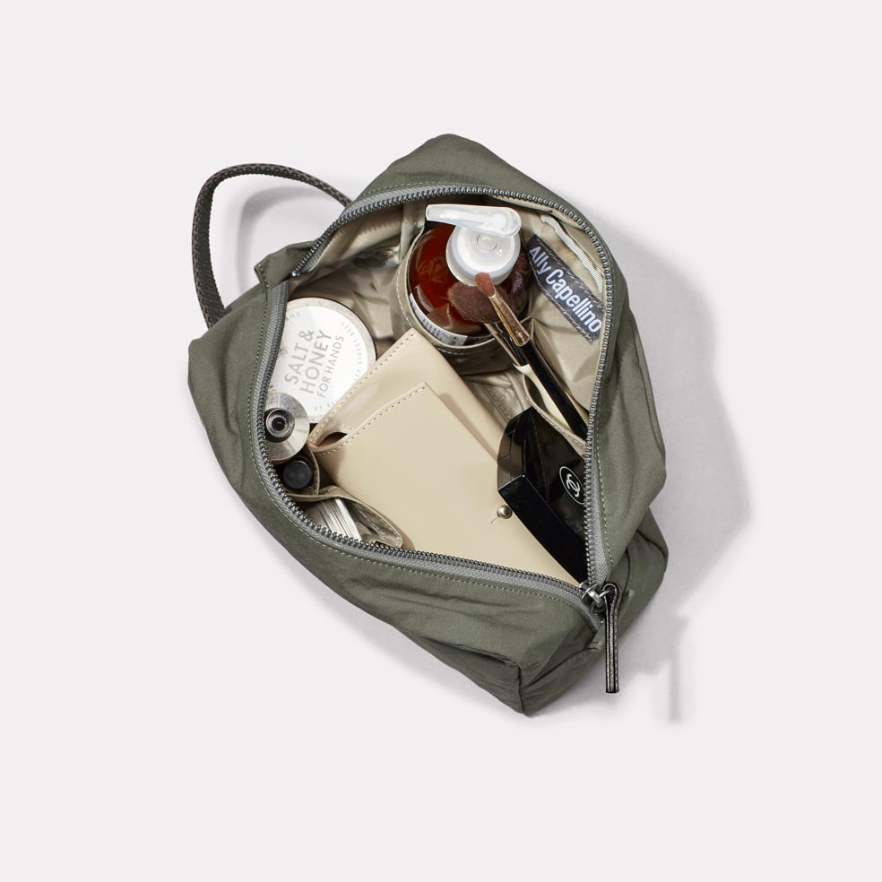 Simon Waxed Cotton Washbag in Army Green